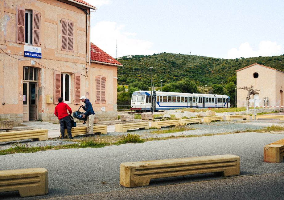 Train en gare dans un paysage corse