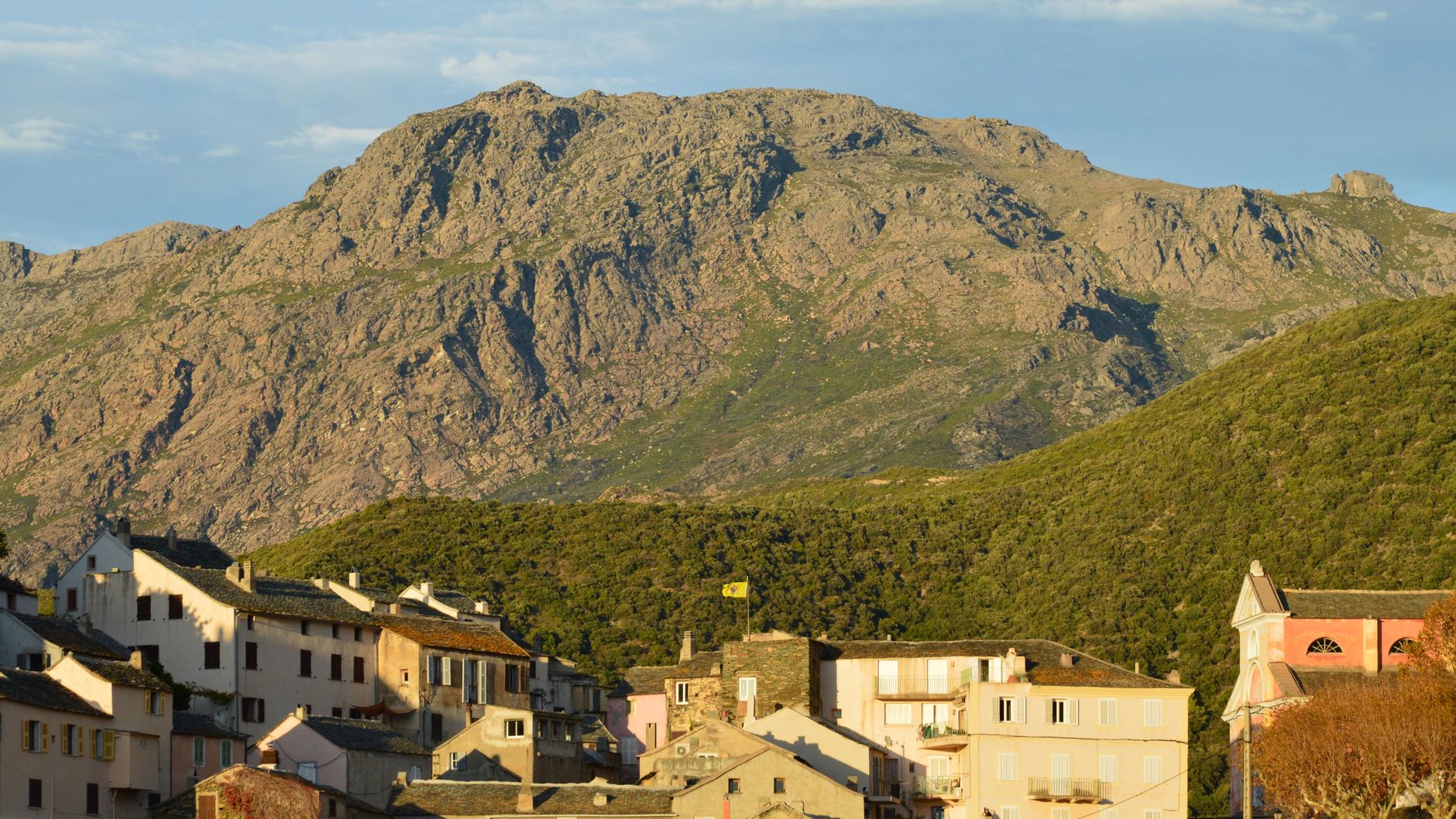 Village de Nonza entre montagne et littoral en Corse
