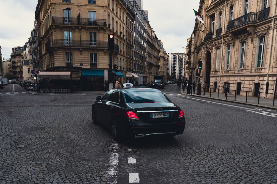 Taxi circulant dans une rue