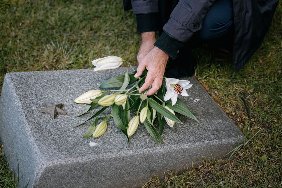 Lys blancs déposés sur une tombe